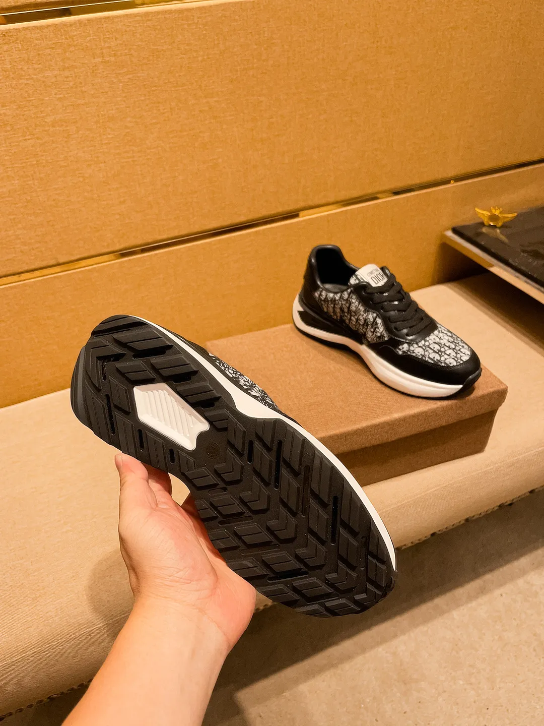 Men's shoes💰 460💰【Dior】🔥Men's high-end brand of shoes official website 1:1 latest masterpiece: the upper is made of Italian imported first-layer cowhide with a comfortable and breathable lining➕original non-slip and wear-resistant outsole🔥, making walking more convenient and comfortable! An exclusive new model, a stunning work, a beautiful 1:1 replica [color] compared to the official quality! Create a fashionable personality to set off your uniqueness! A must-have for trendy men! Classic🔥Size: 38-44 Color: 🔥 2⃣️ colors available🔥